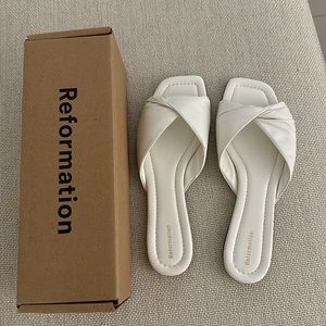 Reformation Mikki Twist Flat Sandal in white size 9